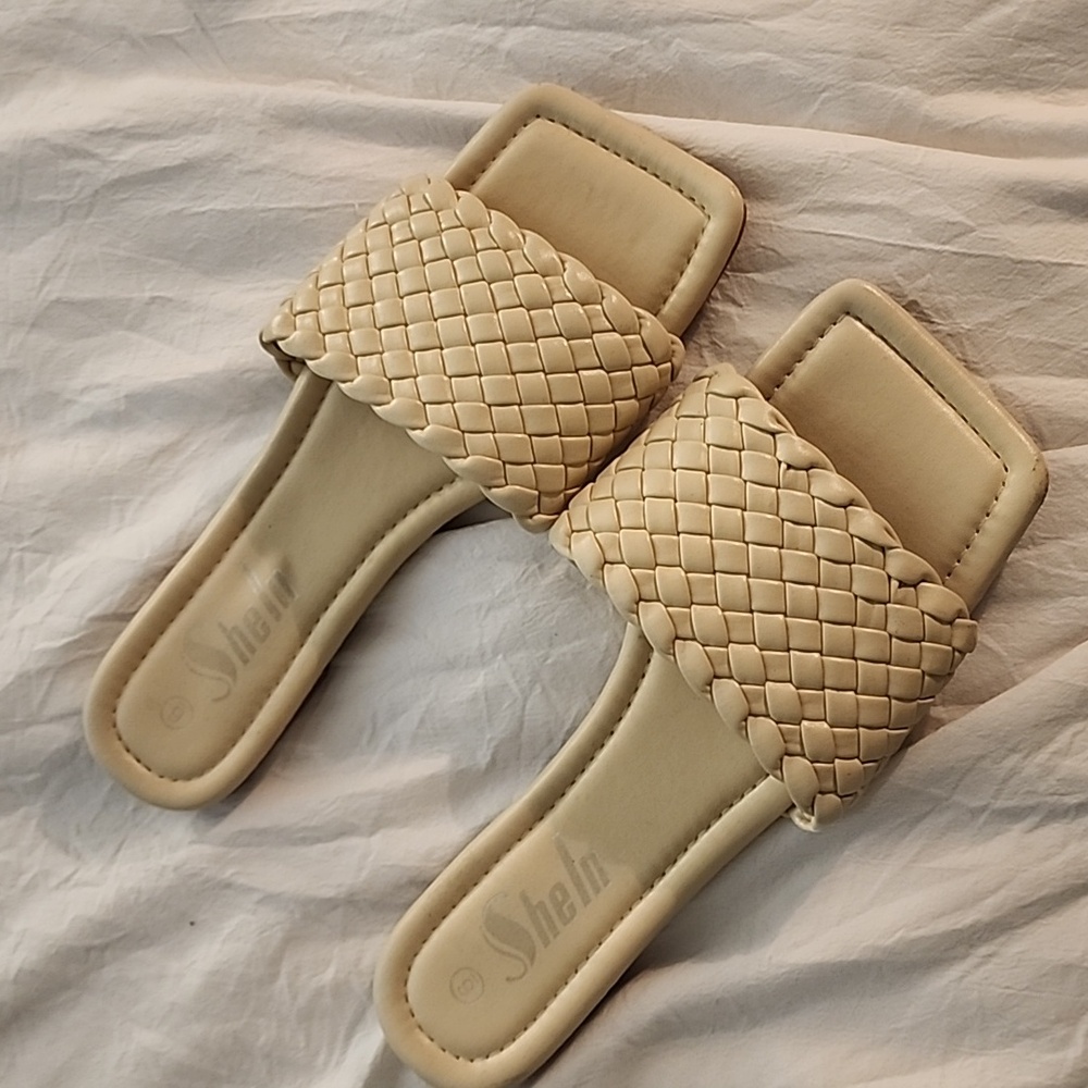 Sheln falt woven strap sandle in cream size 6